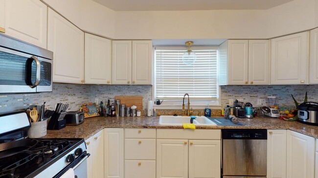 Foto del edificio - Beautifully updated East Arlington home by...