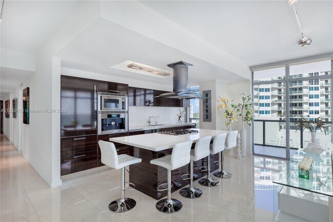 Foto del edificio - 3737 Collins Ave