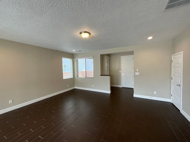 Building Photo - 3 Bedroom Townhome Near Juan Tabo Blvd SE ...