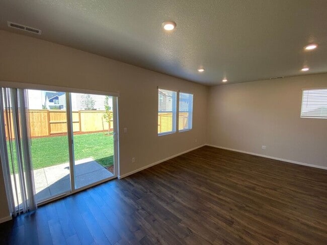 Foto del edificio - 4833 Thyme Ave NE