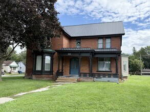 Building Photo - 102 Wellington St E