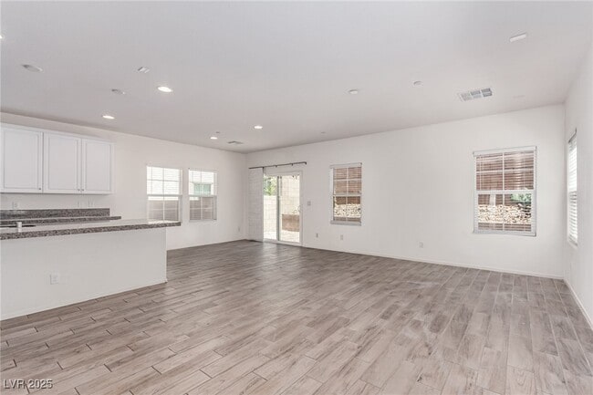 Building Photo - 386 Ambitious St