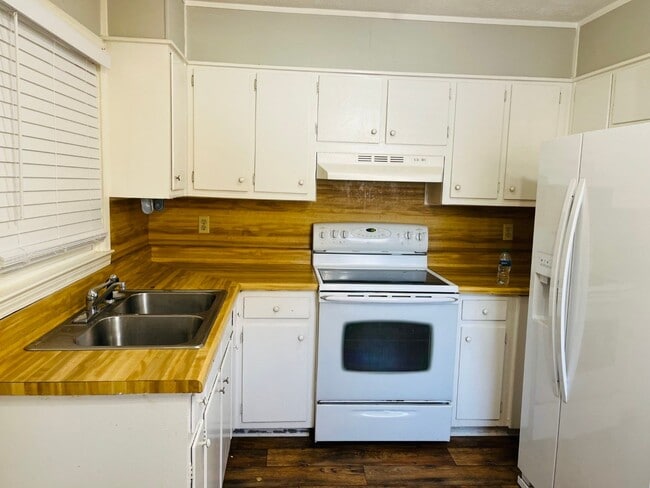 Building Photo - Newly renovated! Located in a quiet neighb...