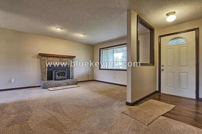 Building Photo - 3 Bed, 2 Bath Home with Large Yard in Burt...