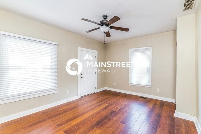 Foto del edificio - 3 Bedroom Pet-Friendly Home in Louisville, KY with Main Street Renewal