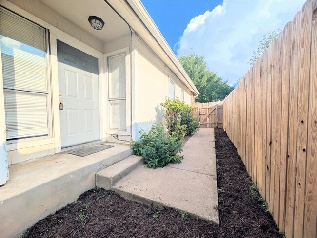 Building Photo - 2016 Redwing Way