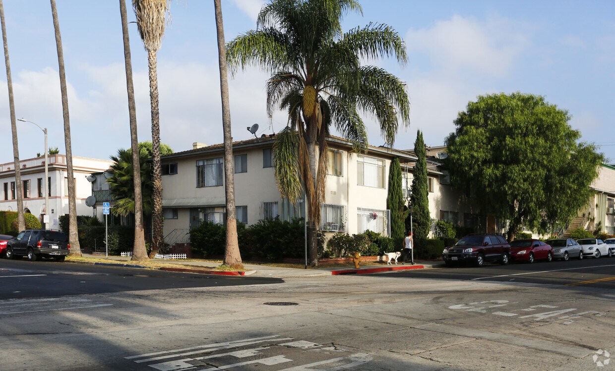 Edificio - 1661-1665 N Bronson Ave