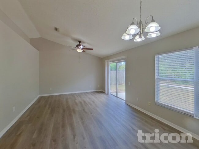 Building Photo - 233 Lakeway Ln