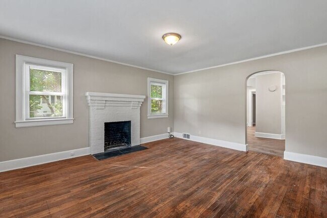 Foto del edificio - Adorable Home, Just Painted, Wood Flooring...