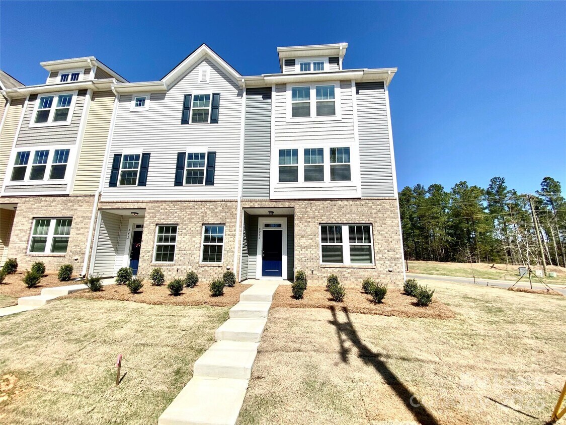 Foto principal - 8200 Waxhaw Hwy