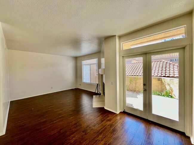 Building Photo - Lovely 3 Bedrooms, 2.5 Bathrooms Townhome ...