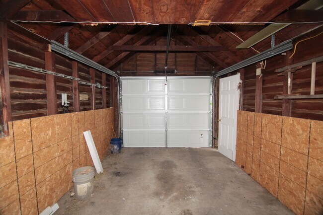 Foto del edificio - 2 bedroom Moline house with garage!