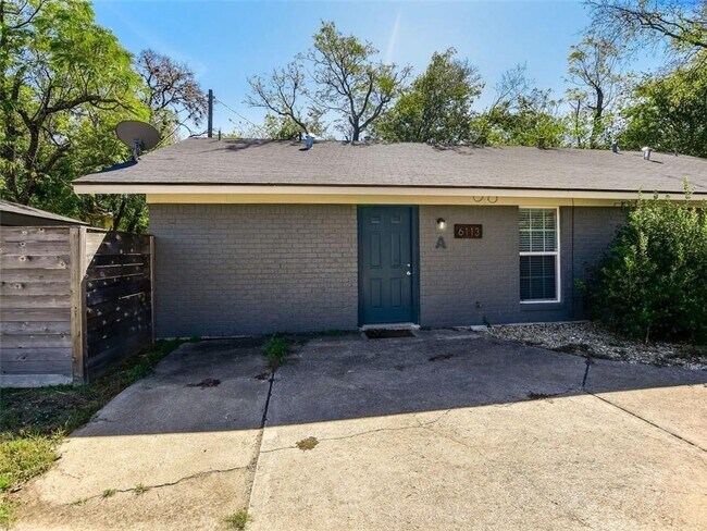 Foto del edificio - 6113 Manor Rd