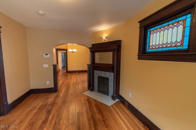 Building Photo - 1362 W 59th St