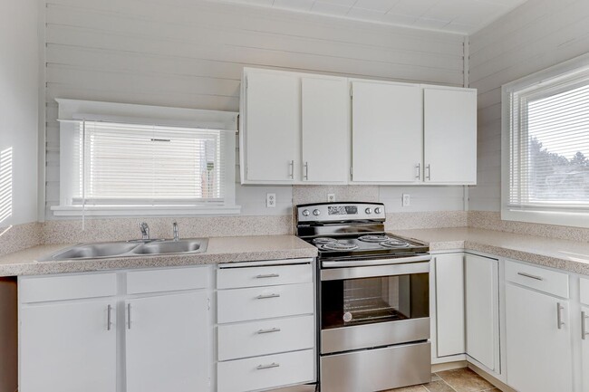 Building Photo - Dewey Duplex