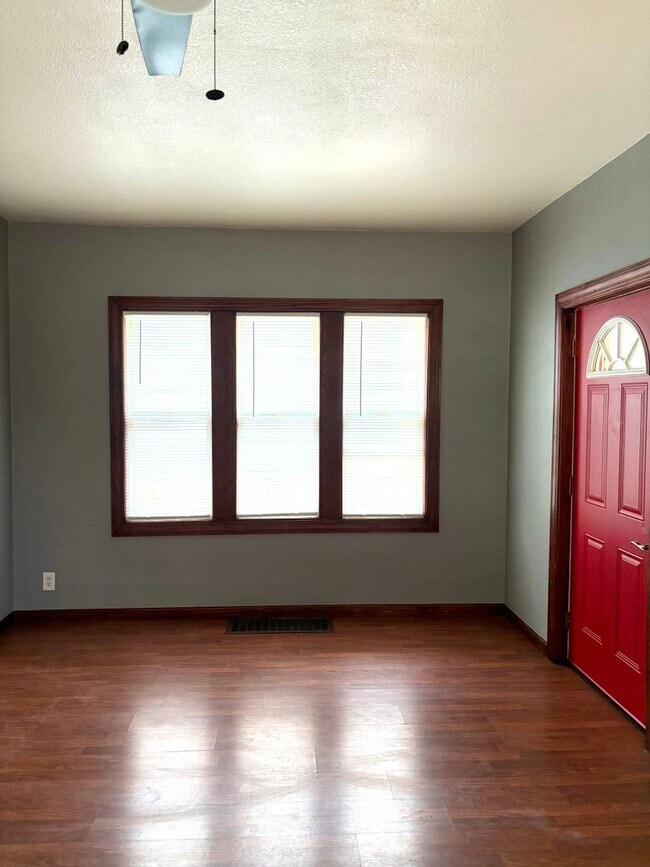 Foto del edificio - Beautiful 4 bedrooms and 2 bathrooms!