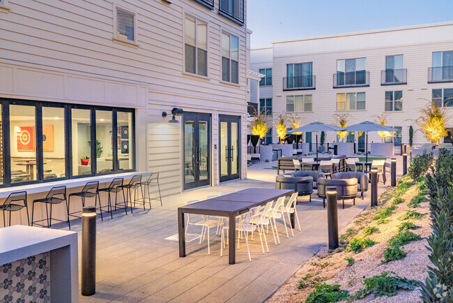 Building Photo - The Grand at Bayfront