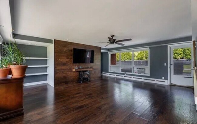 Building Photo - 858 Wehrle Dr