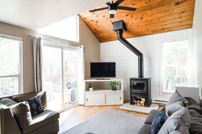 Building Photo - Completely Remodeled 2B/1B near Shanahan P...