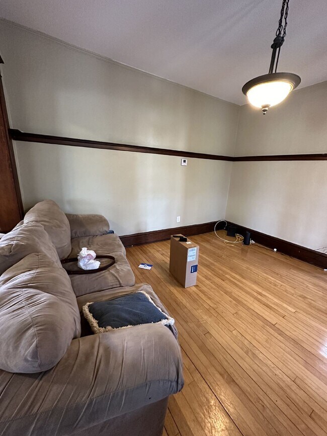 Building Photo - 3 bed 1 bath close to Water St. and UWEC! ...