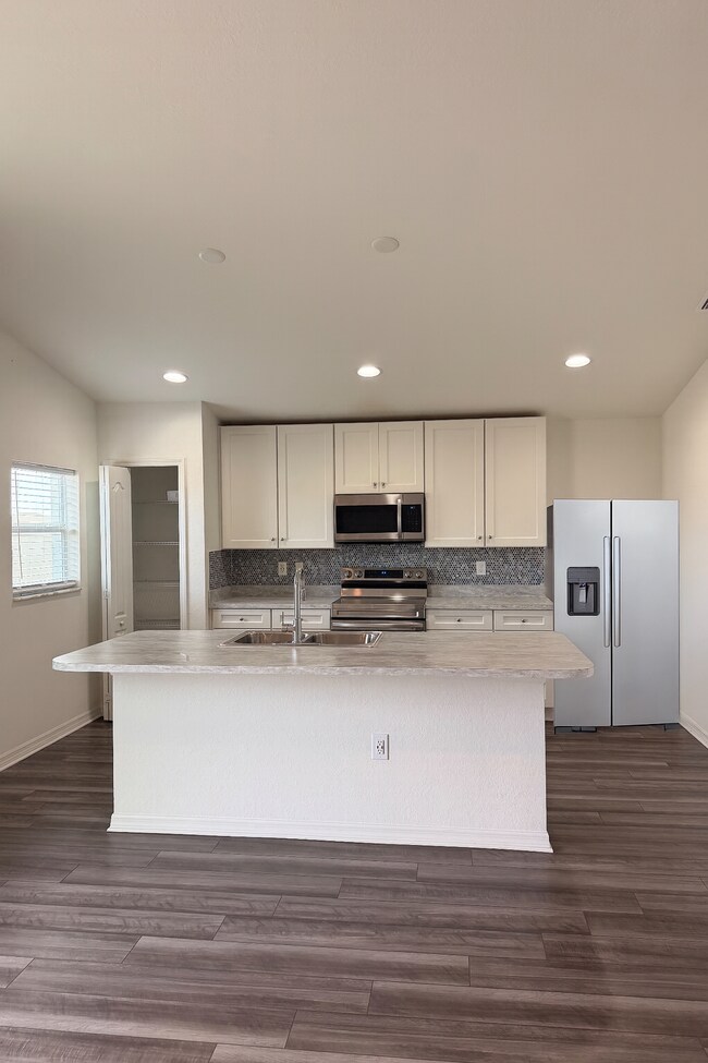 Building Photo - 281 Arbuthnot St