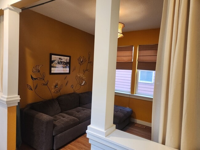 Gran espacio para un comedor formal o un estudio. - 7727 N Kellogg St