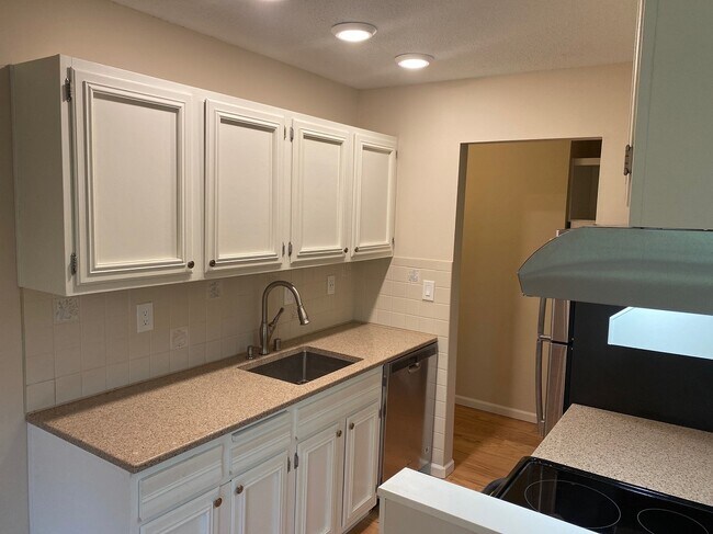 Foto del edificio - 4454 Cedar Lake Rd S