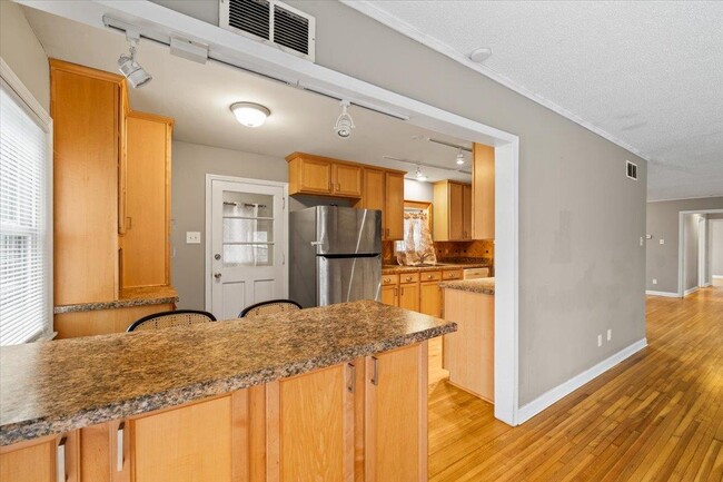 Building Photo - 1073 Ivy Rd