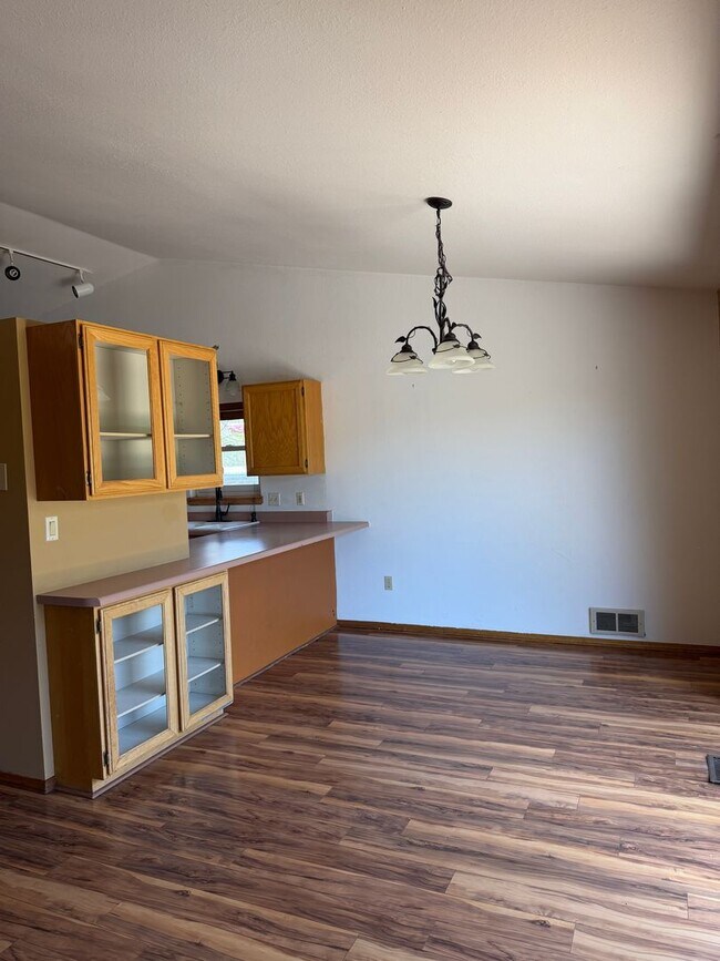Foto del edificio - 3-bedroom plus office, 2-bath home located along the Roaring Fork River in Glenwood Springs