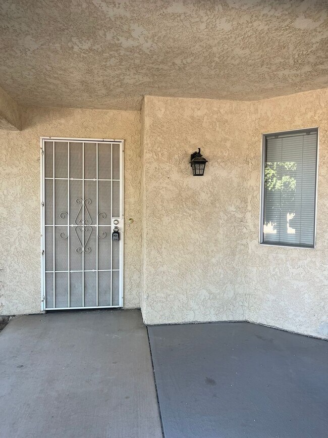 Foto del edificio - 3 bedroom 2 bathroom Home in the City of Victorville!