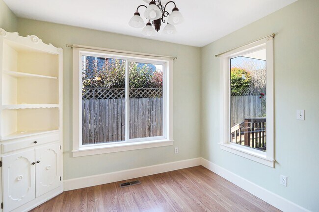 Building Photo - 3 Bed 2 Bath - Bonus Room - Groups - Pet F...