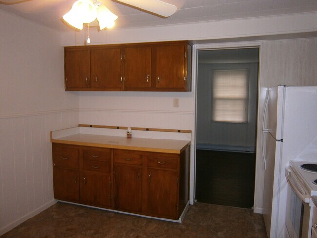 Building Photo - Nice Sized 1 Bedroom Duplex