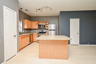 Building Photo - 23850 Pebworth Pl