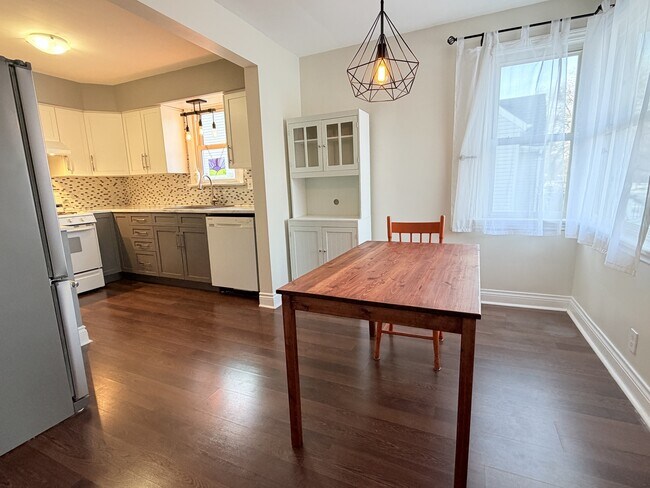 Photo du bâtiment - 731 Pineview Ave