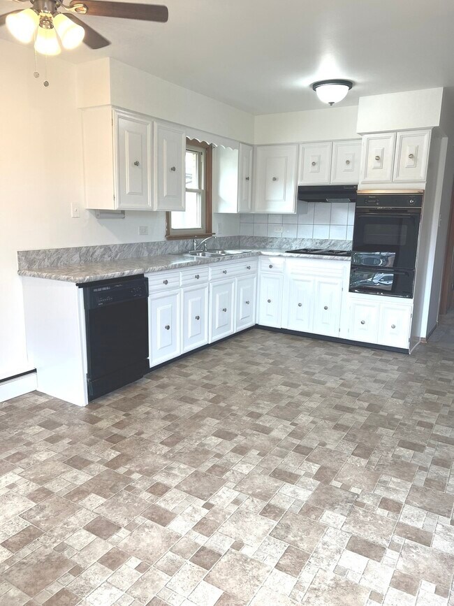 Building Photo - 9337 Kolmar Ave