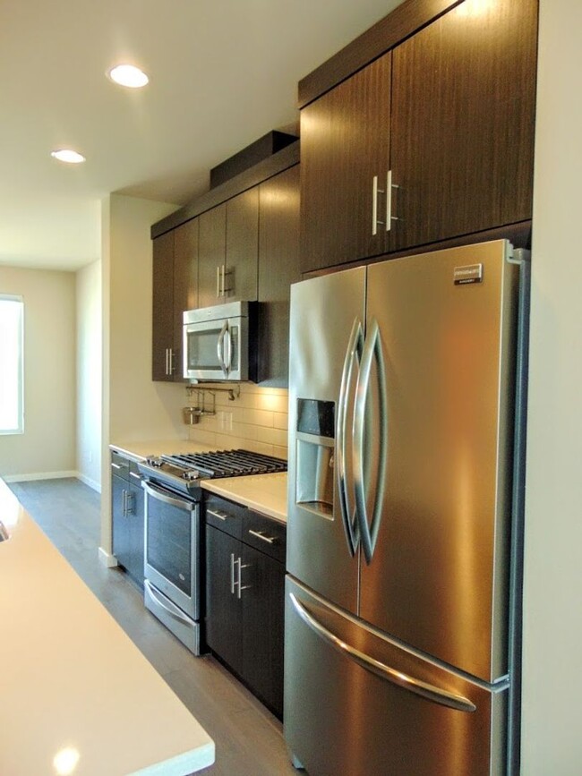 Foto del edificio - Gorgeous Renton Townhome - 2BR/2.5BA with ...