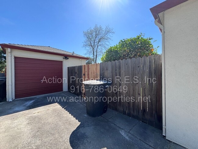 Building Photo - Cottage Style Home in the Heart of Roseville - Large Yard - Completely Renovated!