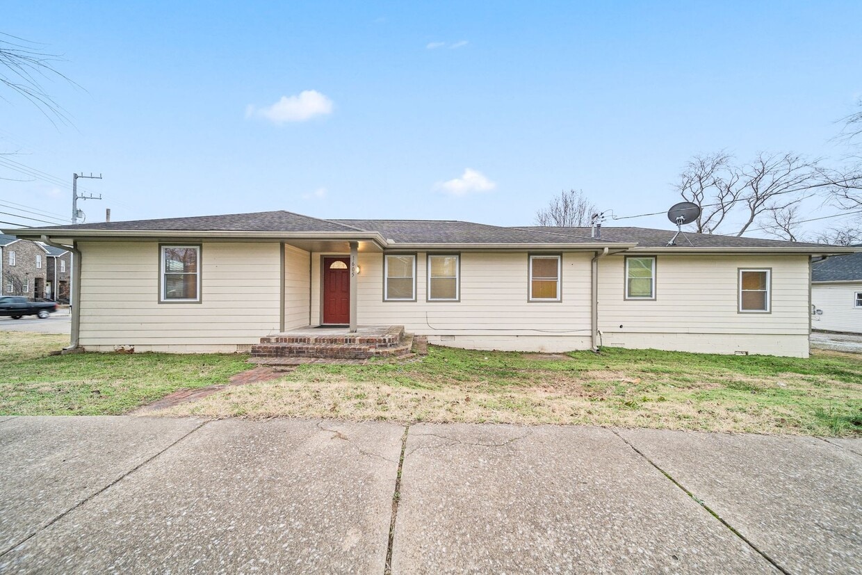 Spacious & Newly Renovated 5-Bedroom Home Available May 9! - Spacious & Newly Renovated 5-Bedroom Home Available May 9!