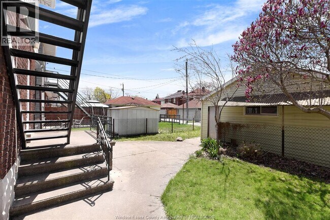 Building Photo - 1069 Marentette Ave