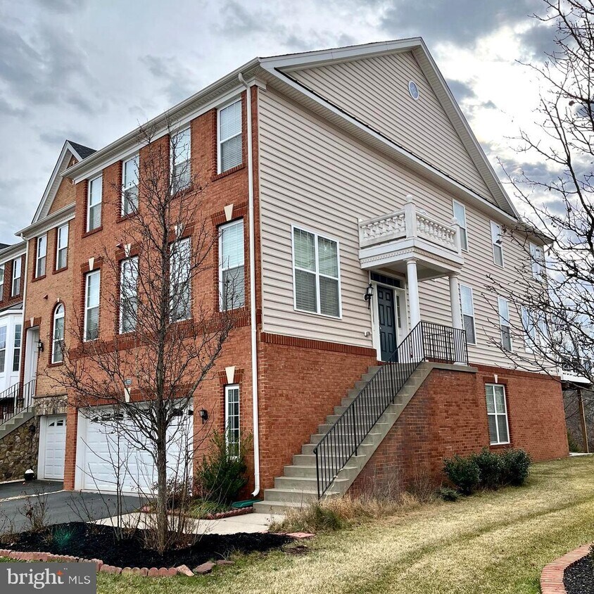 Primary Photo - 43223 Mitcham Square