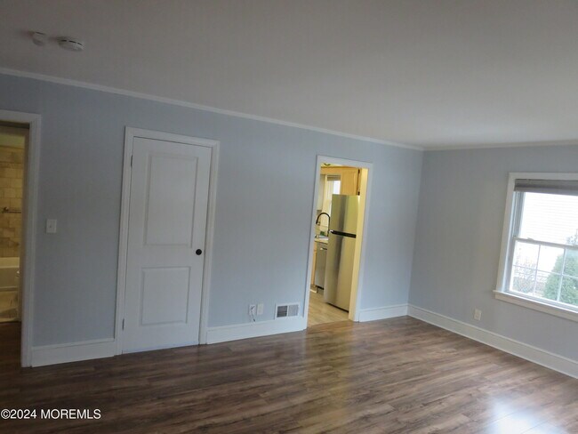 Building Photo - 8 Meadowbrook Ave