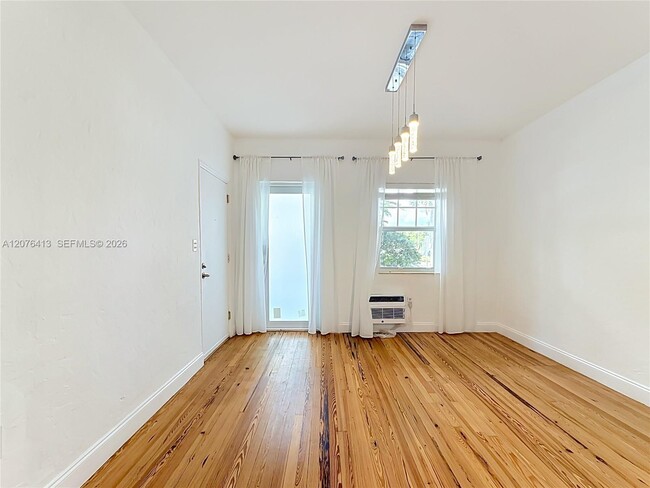 Building Photo - 2463 Pine Tree Dr