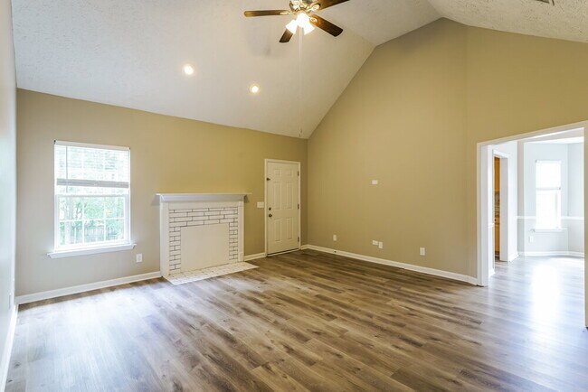 Building Photo - 1902 Champlain Dr