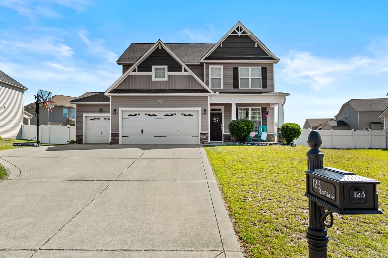 Primary Photo - Well-Maintained 4 Bed, 2.5 Bath Home in Le...