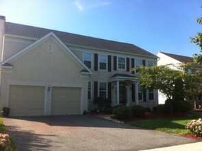 Building Photo - 5842 Tova Cir