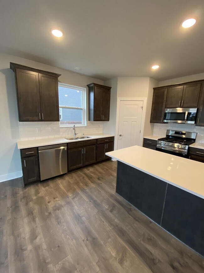 Foto del edificio - W218N16022 Tiger Lily Dr