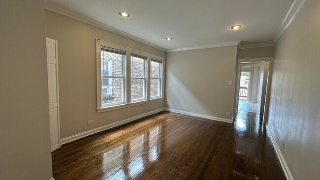 Foto del edificio - 5632 N St Louis Ave