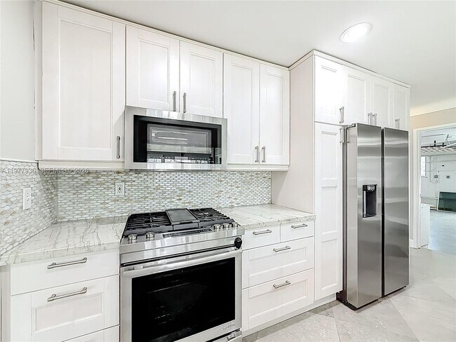 Foto del edificio - 2770 NE 8th Ct