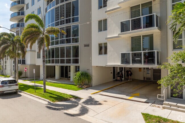 Foto del edificio - 601 NE 23rd St