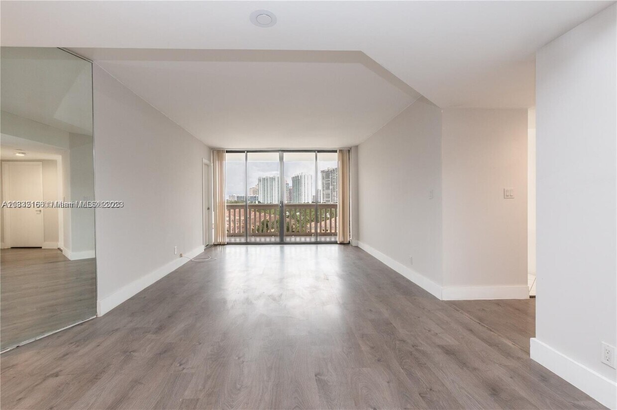 Foto principal - 1000 W Island Blvd